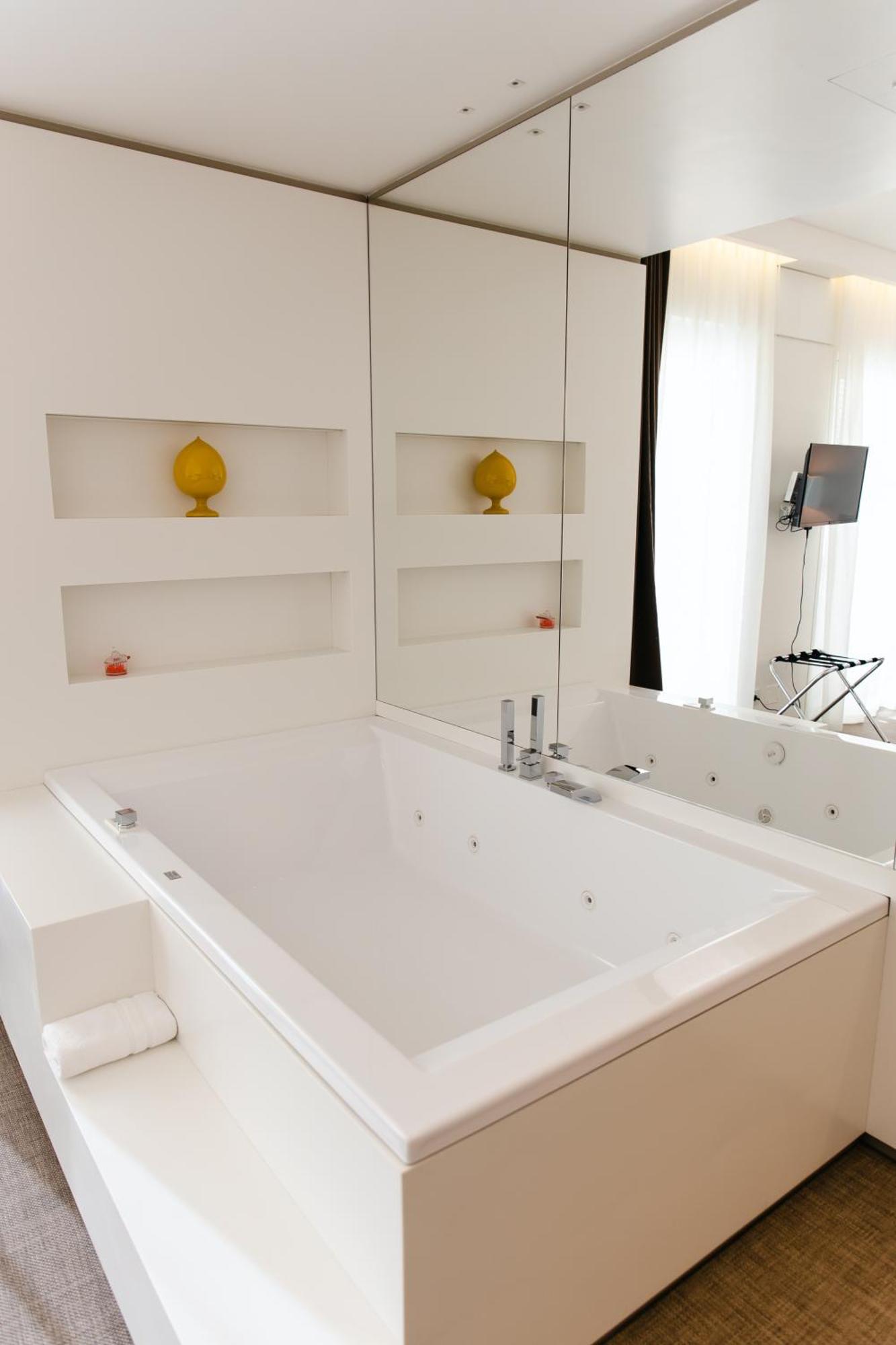 King Room Spa Bath