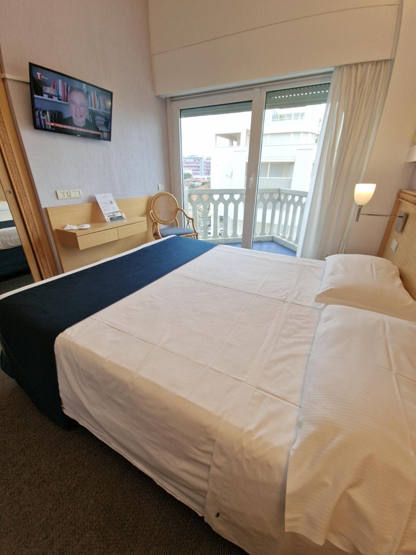 Double or Twin Room Side Sea View