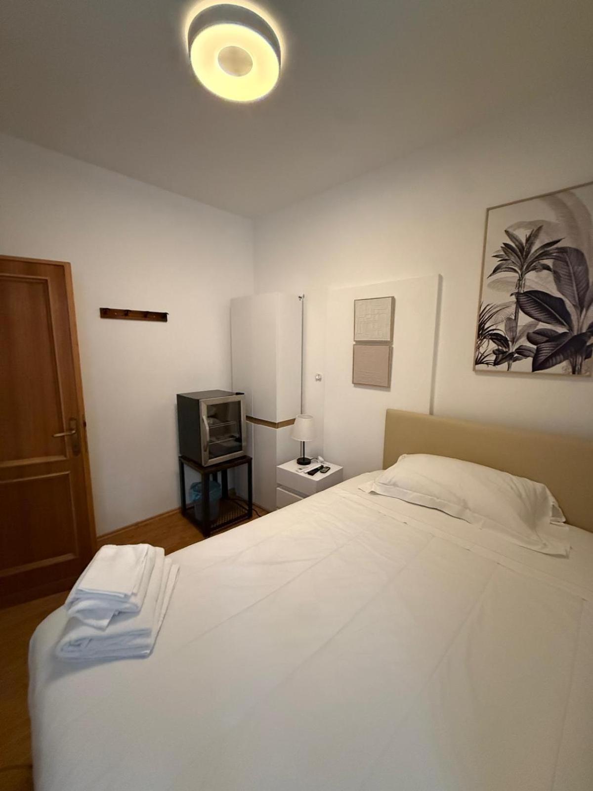 Single Room Private External Bathroom