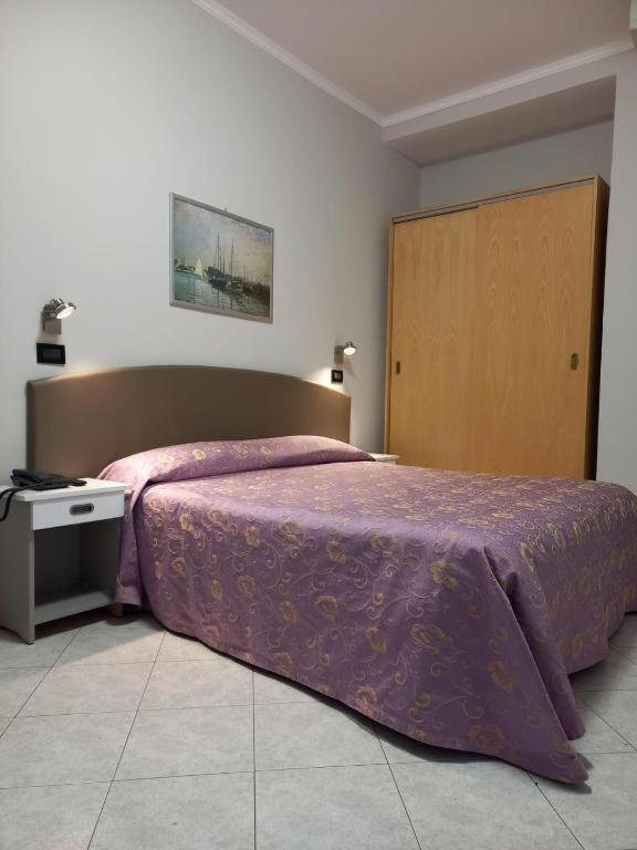 Doppel- oder Zweibettzimmer mit Balkon und Zugang zum Strand