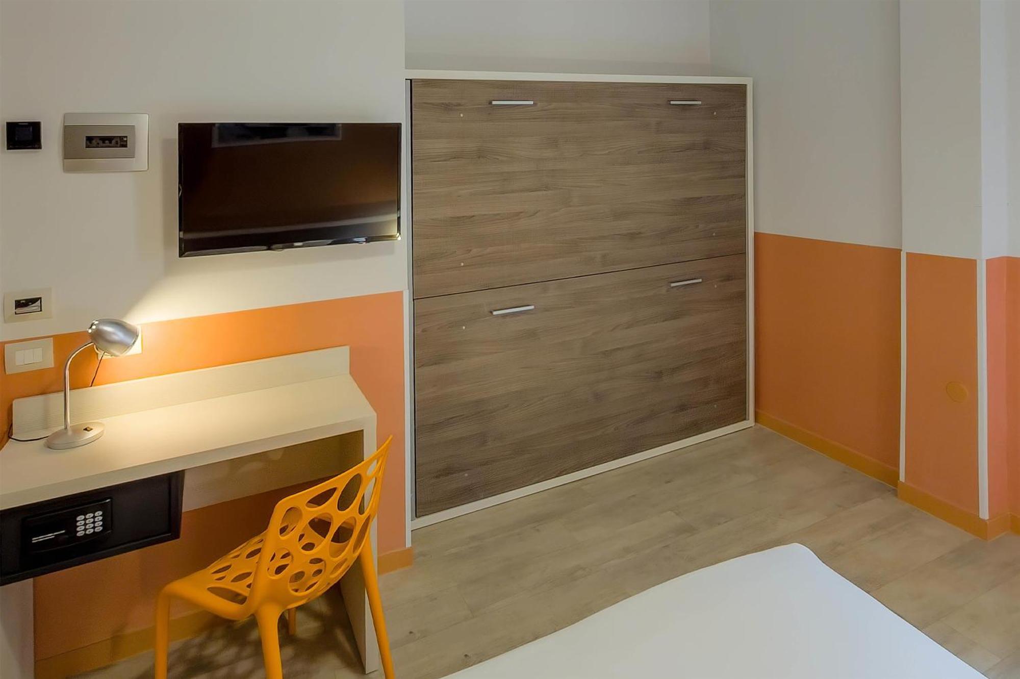 Large Comfort Room One Queen Bed One Bunk Bed Non-Smoking
