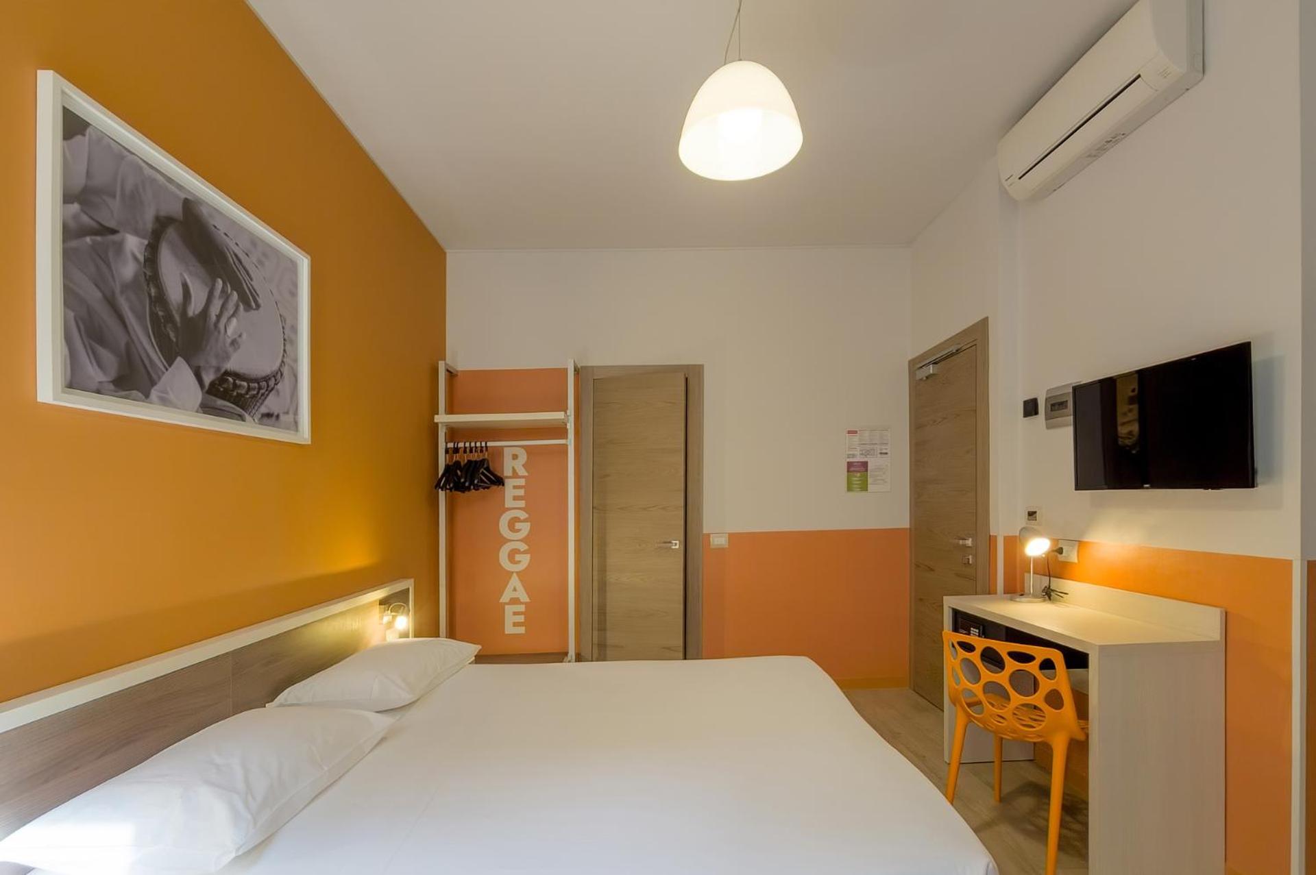 Large Comfort Room One Queen Bed One Bunk Bed Non-Smoking