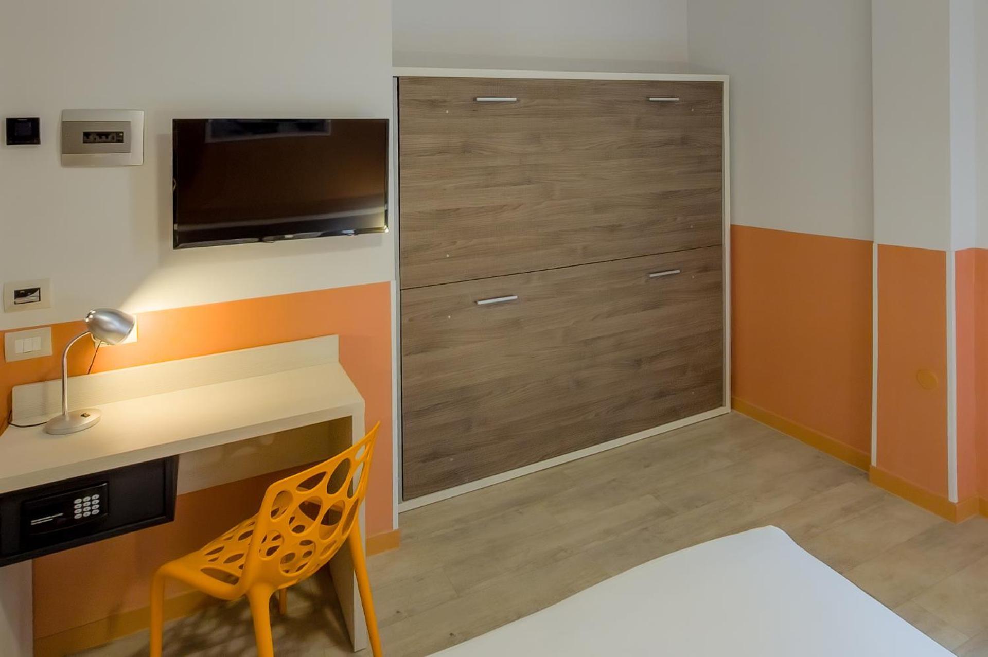 Large Comfort Room One Queen Bed One Bunk Bed Non-Smoking