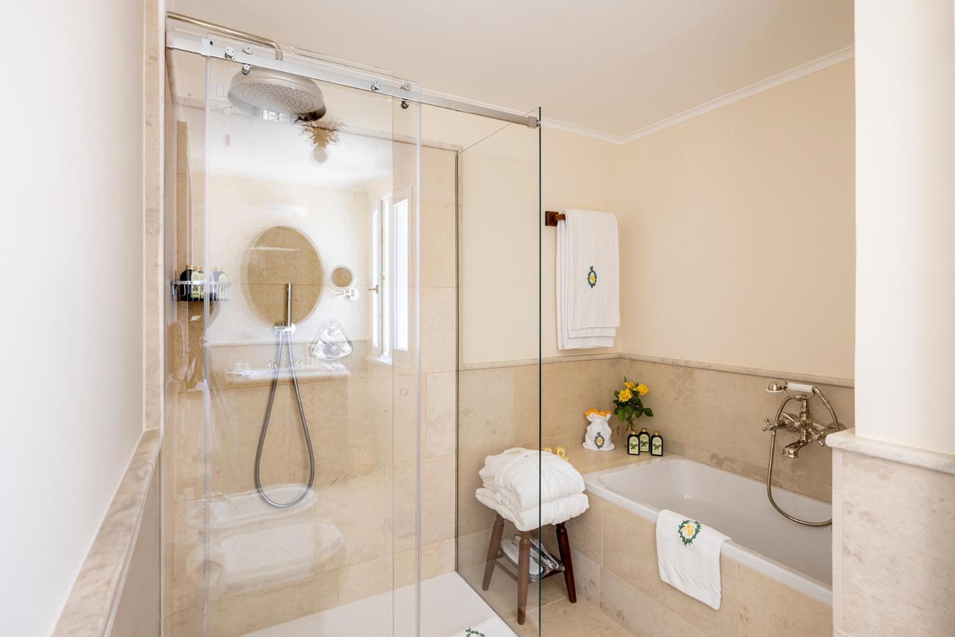 King Suite Spa Bath