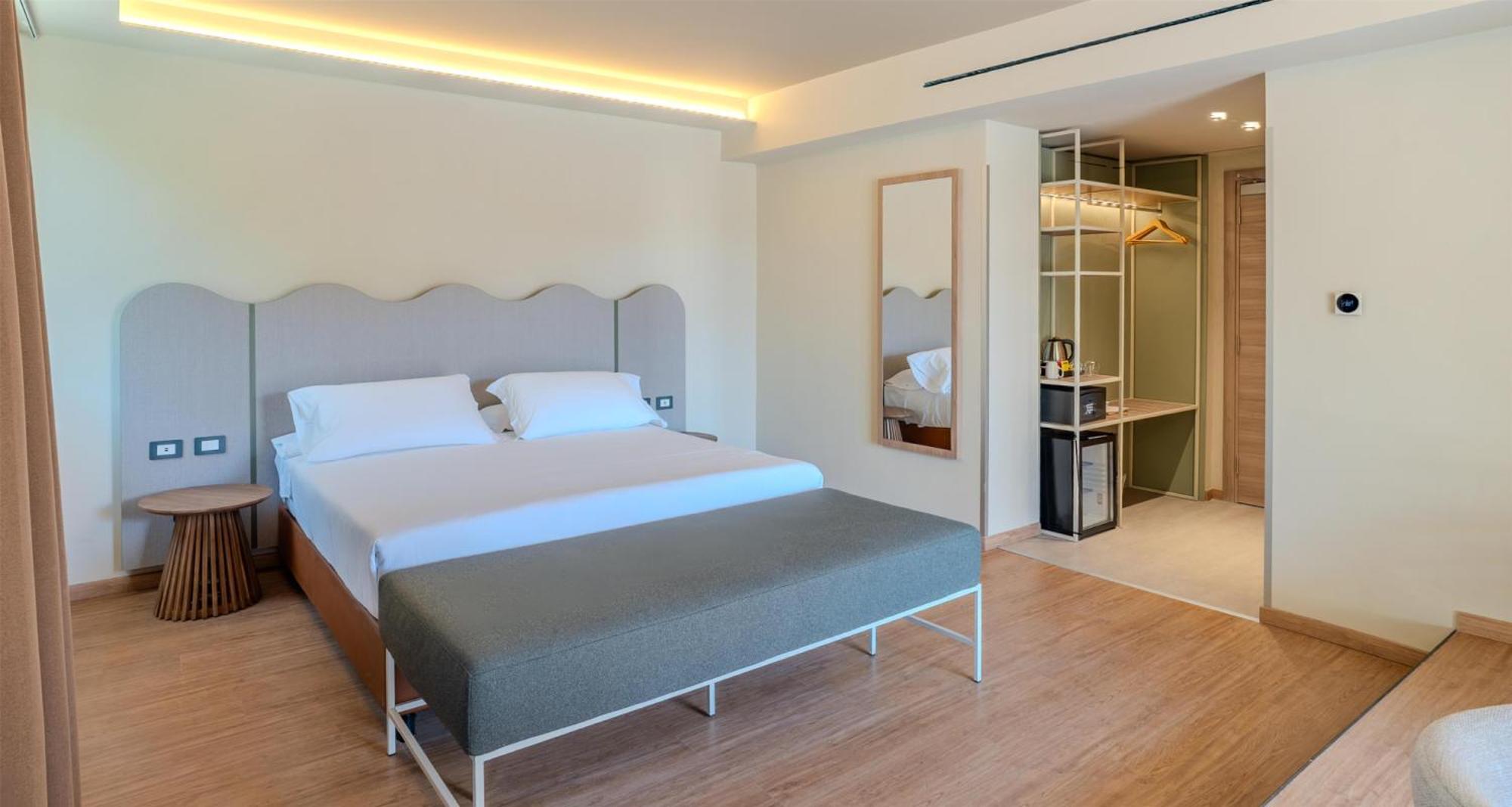 Deluxe Room One Queen Two Single Beds Non-Smoking