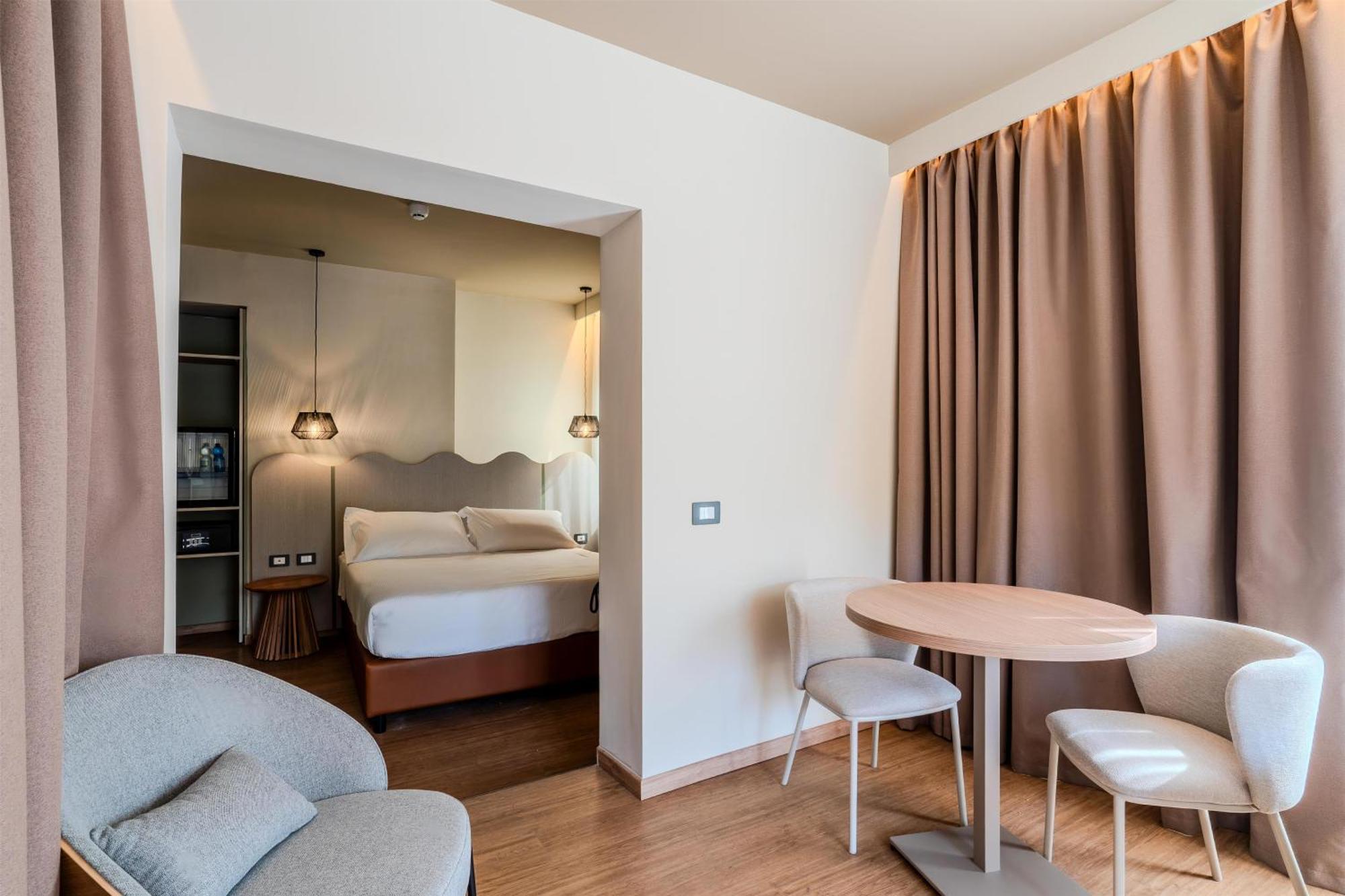 Deluxe Room One Queen Two Single Beds Non-Smoking