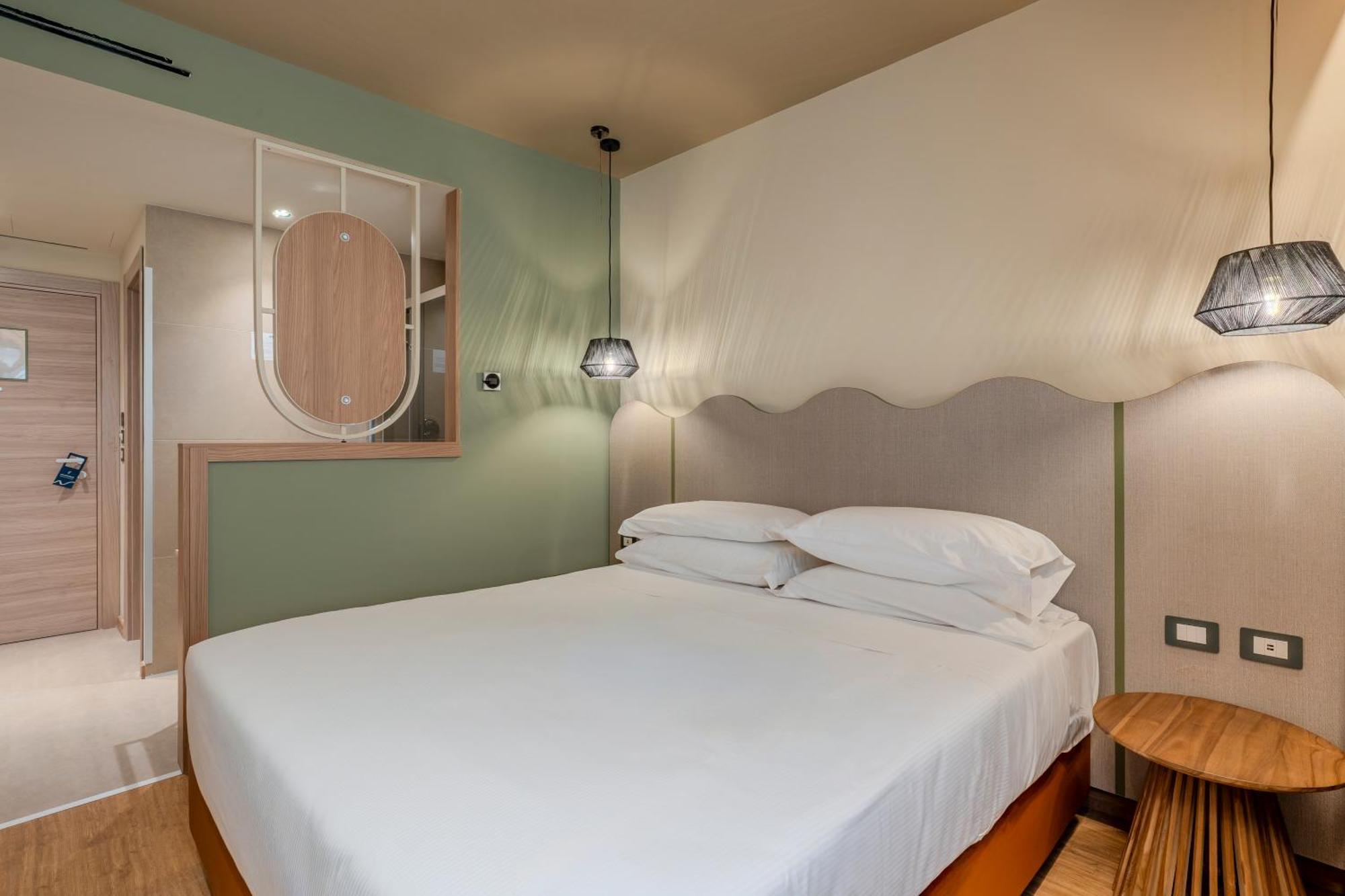 Standard Queen Room