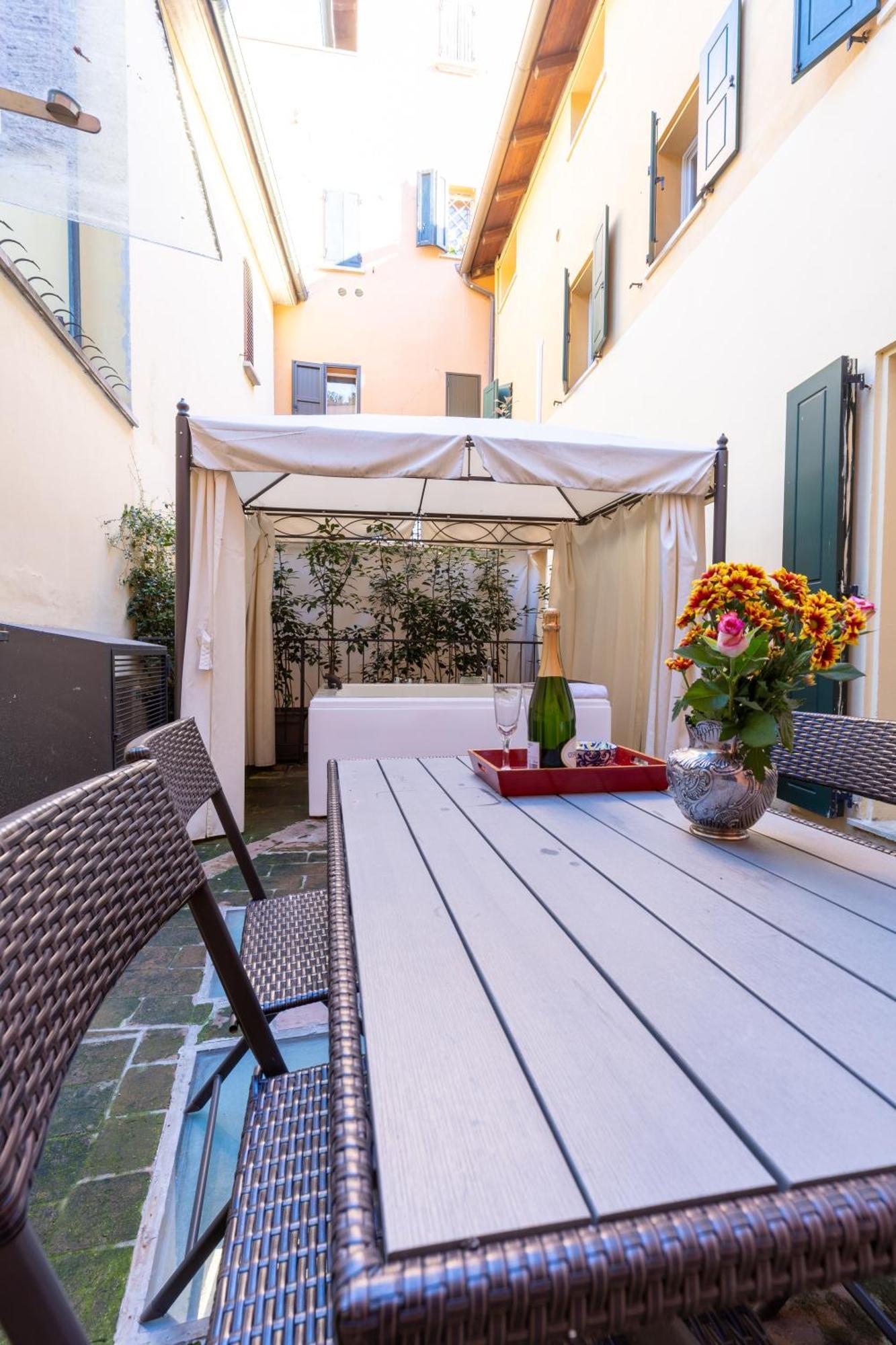 Studio Terrace external Spa Bath