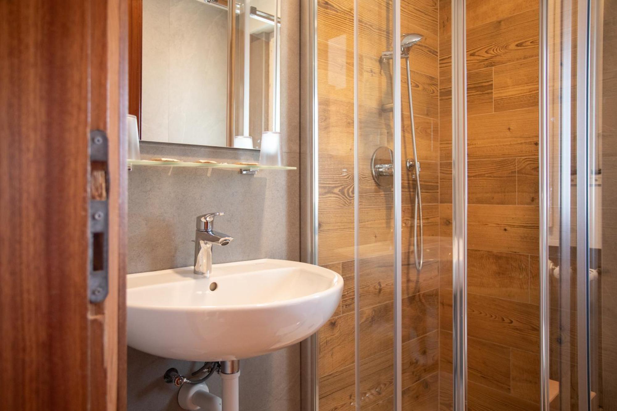 Double or Twin Room Private Bathroom