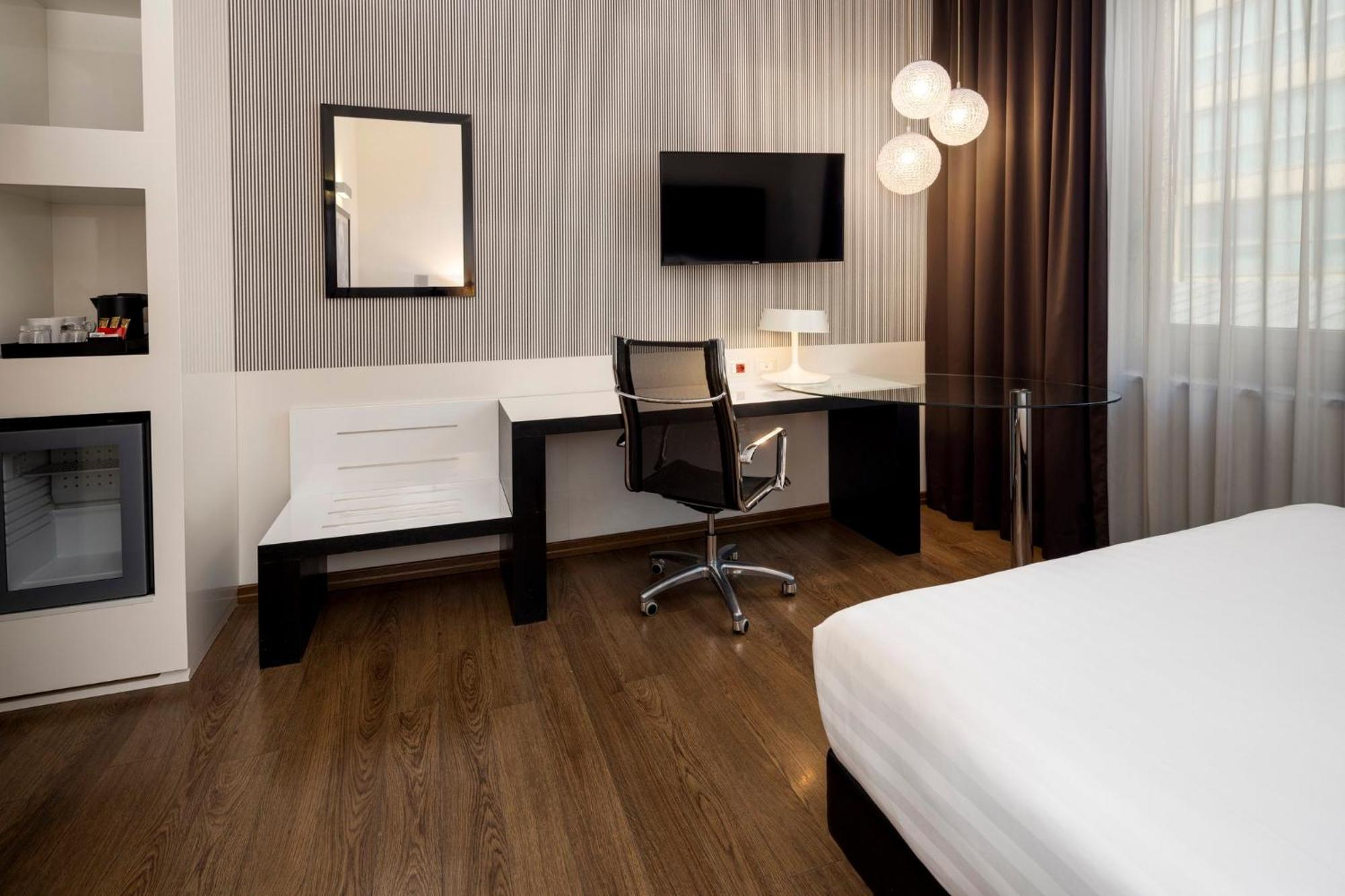 Standard Queen Room Accessible