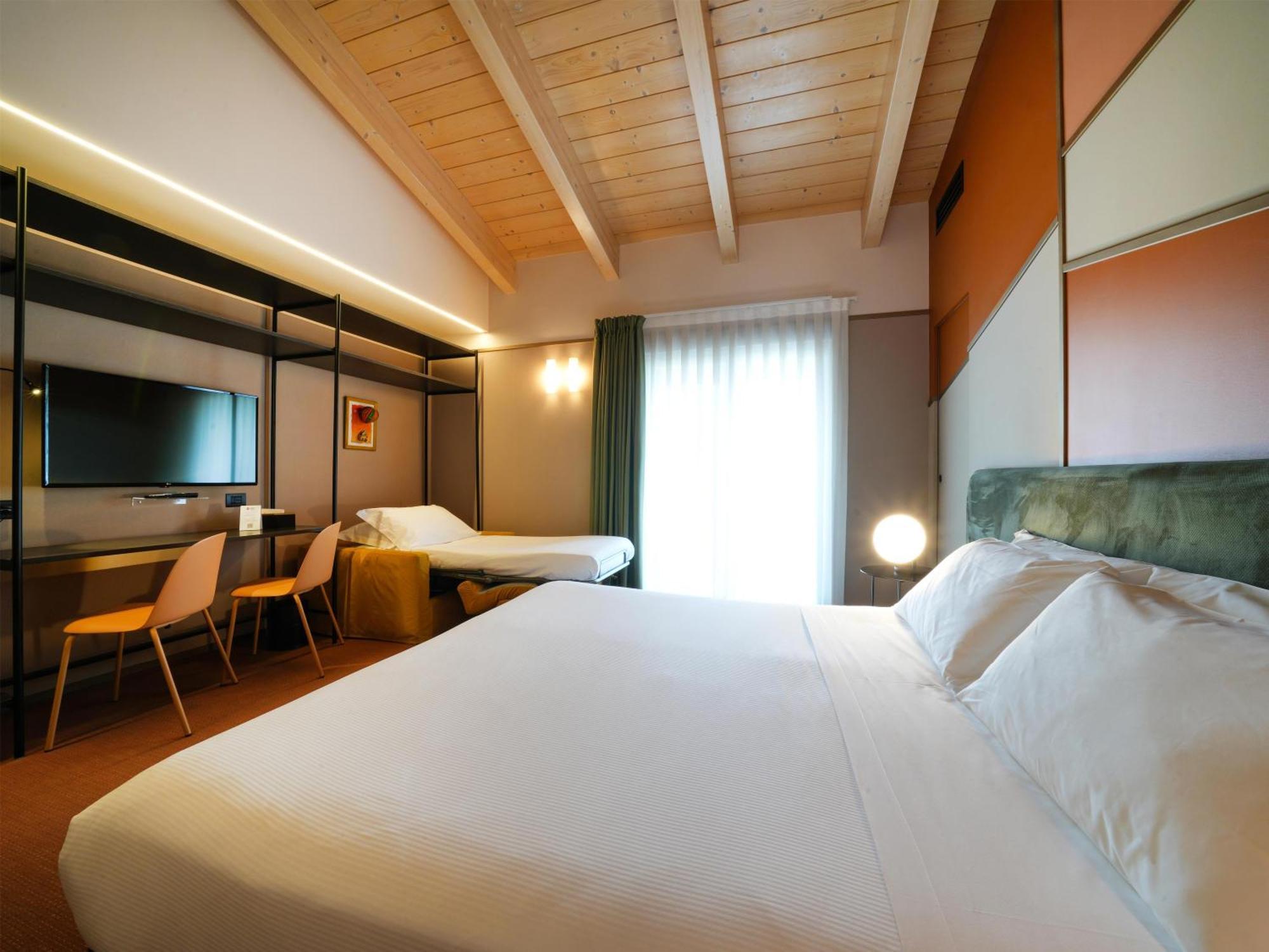 Superior Room One Queen One Single Bed Balcony Non-Smoking