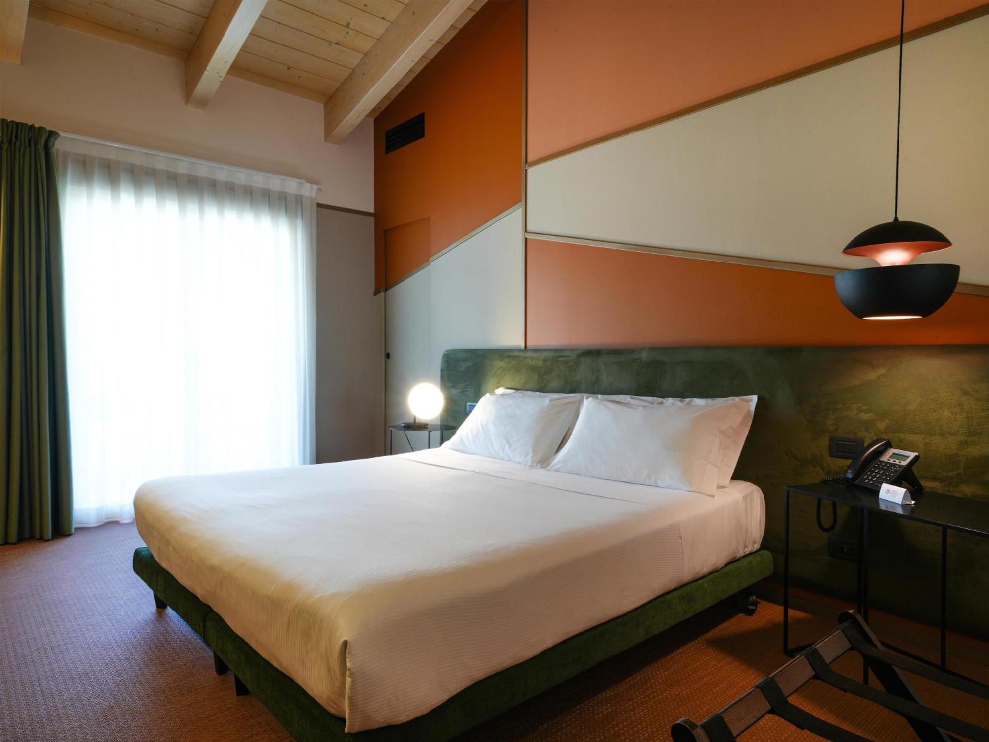 Superior Room One Queen One Single Bed Balcony Non-Smoking