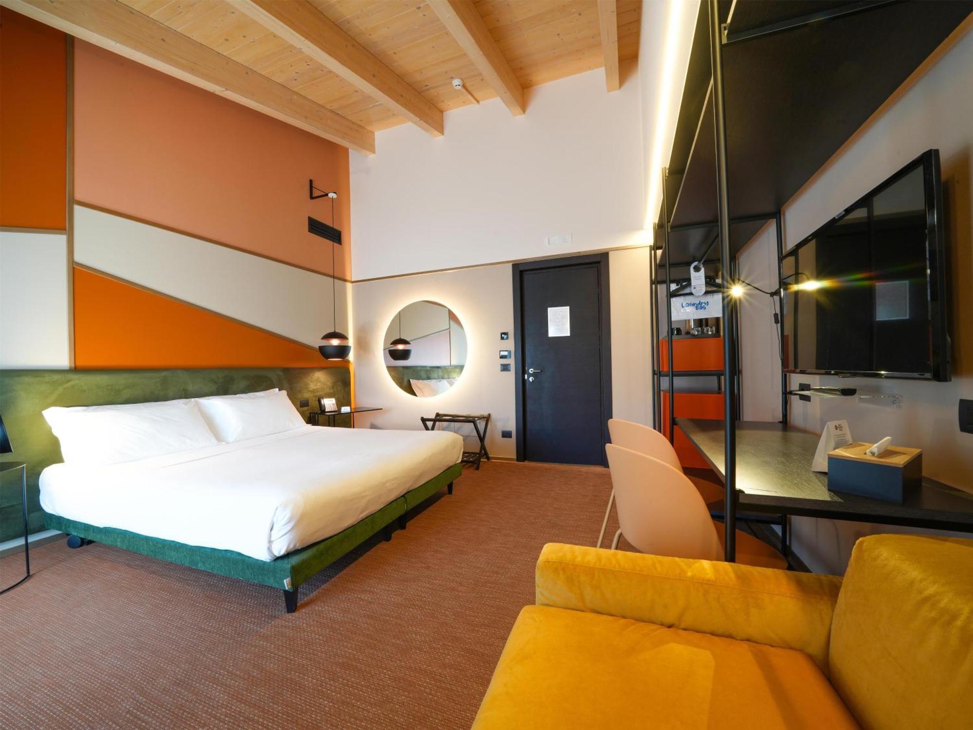 Superior Room One Queen One Single Bed Balcony Non-Smoking