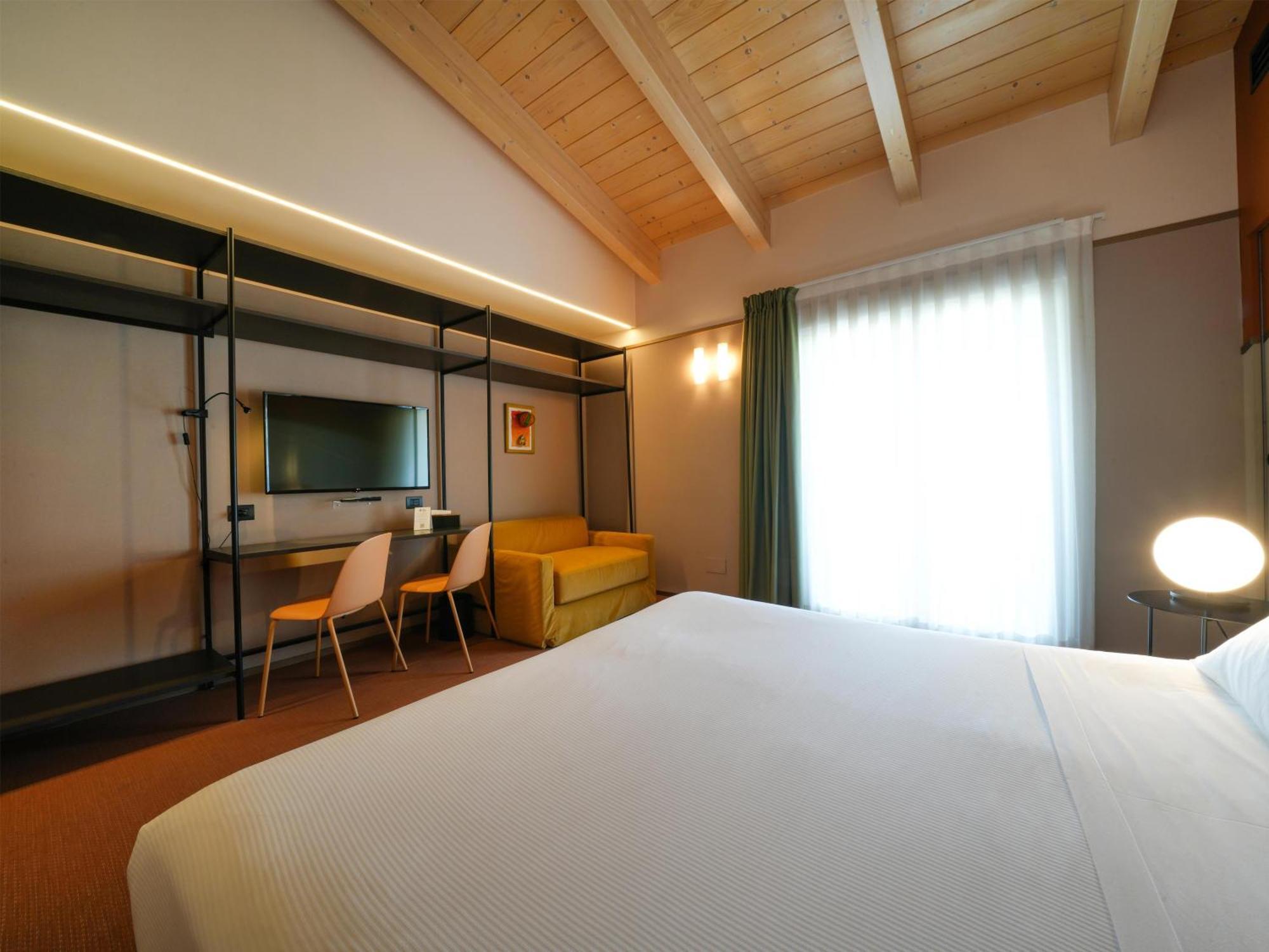 Superior Room One Queen One Single Bed Balcony Non-Smoking
