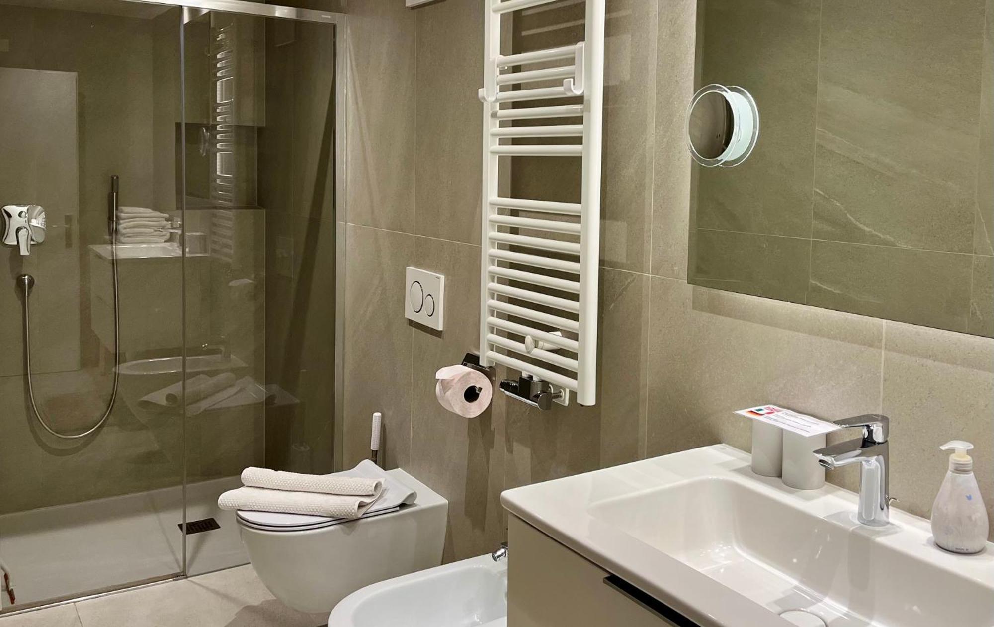 Deluxe Double Room Shower