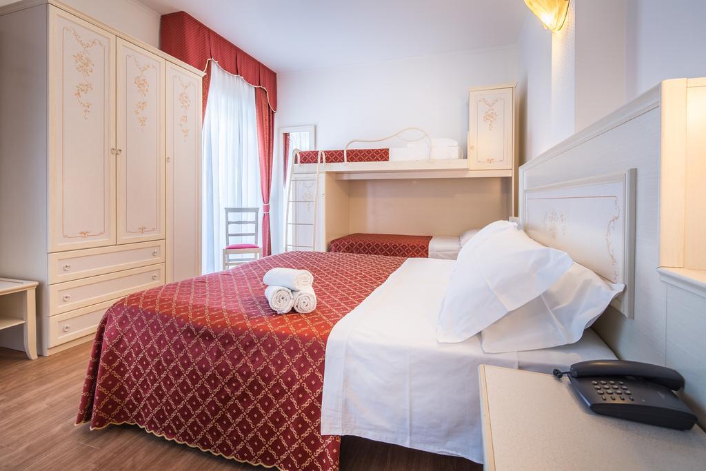 Camera Familiare con Balcone (2 Adulti + 2 Bambini)