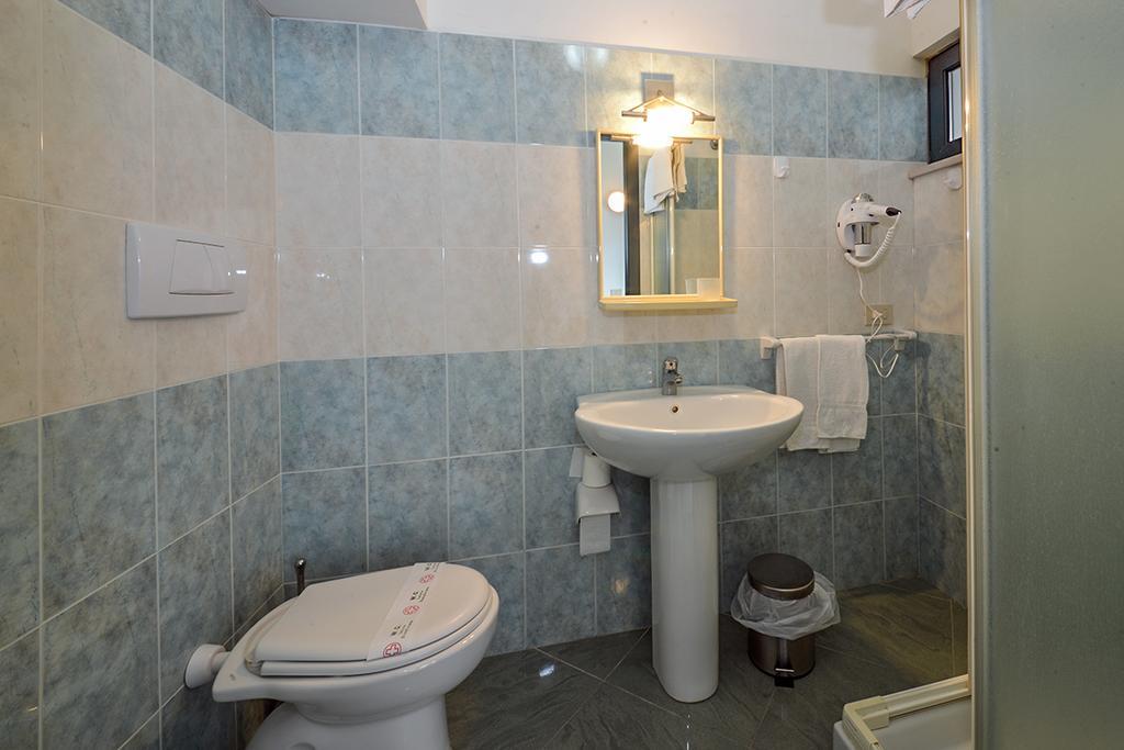 Großes Doppelzimmer mit Balkon und Meerblick