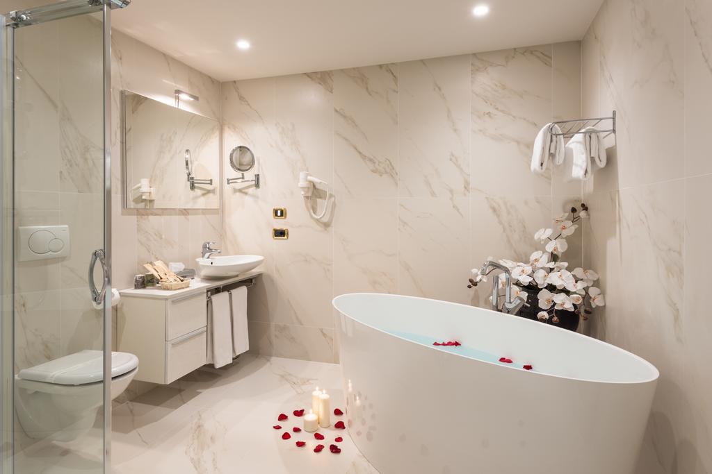 Deluxe King Suite