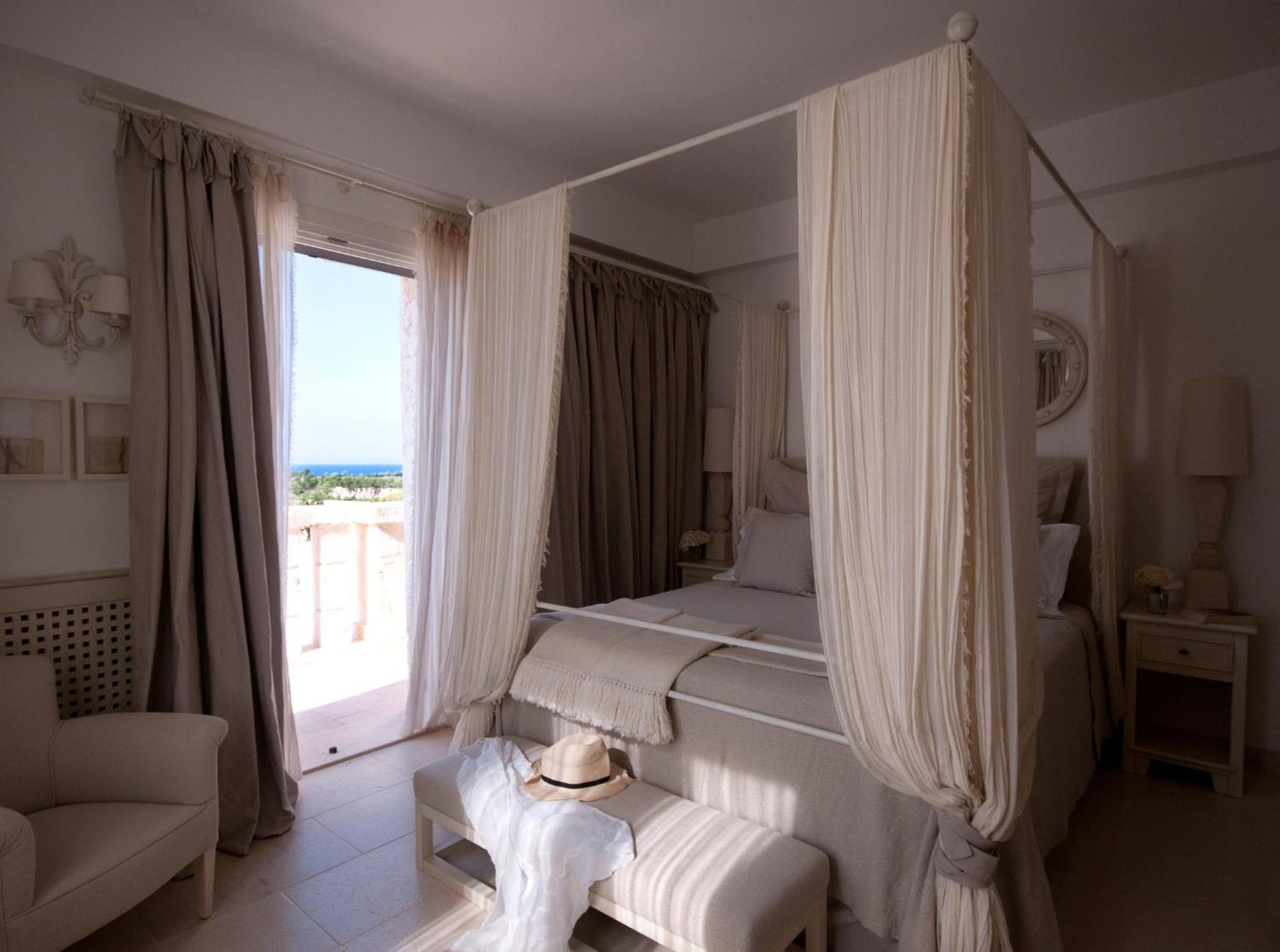 Three-Bedroom Villa Le Ville