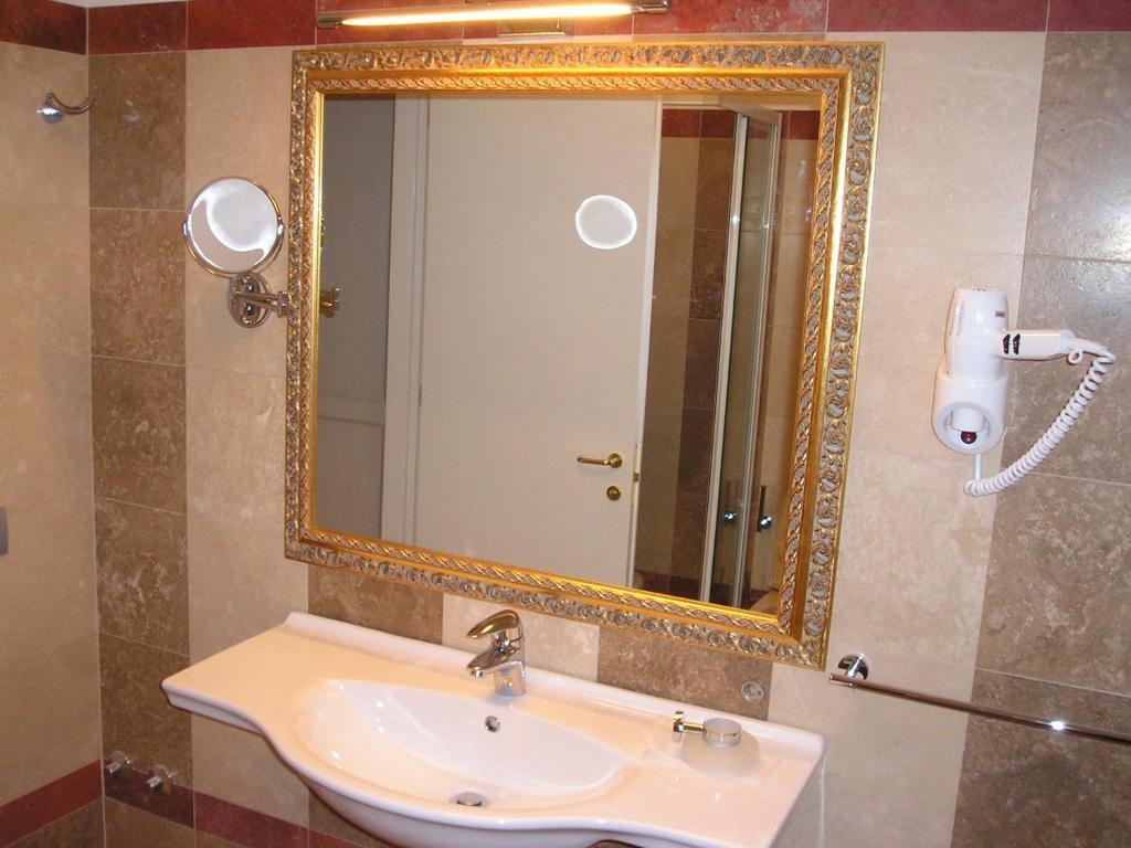 Large Superior One-Bedroom Apartment