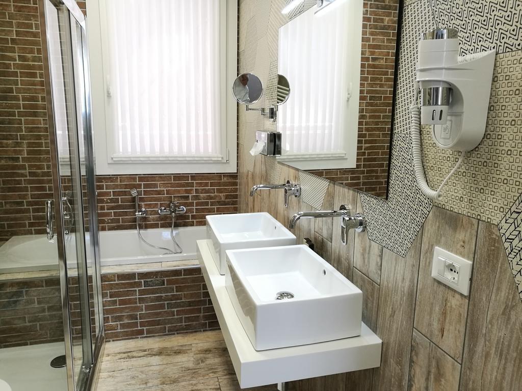Deluxe Room Bath,425208036:JPEG