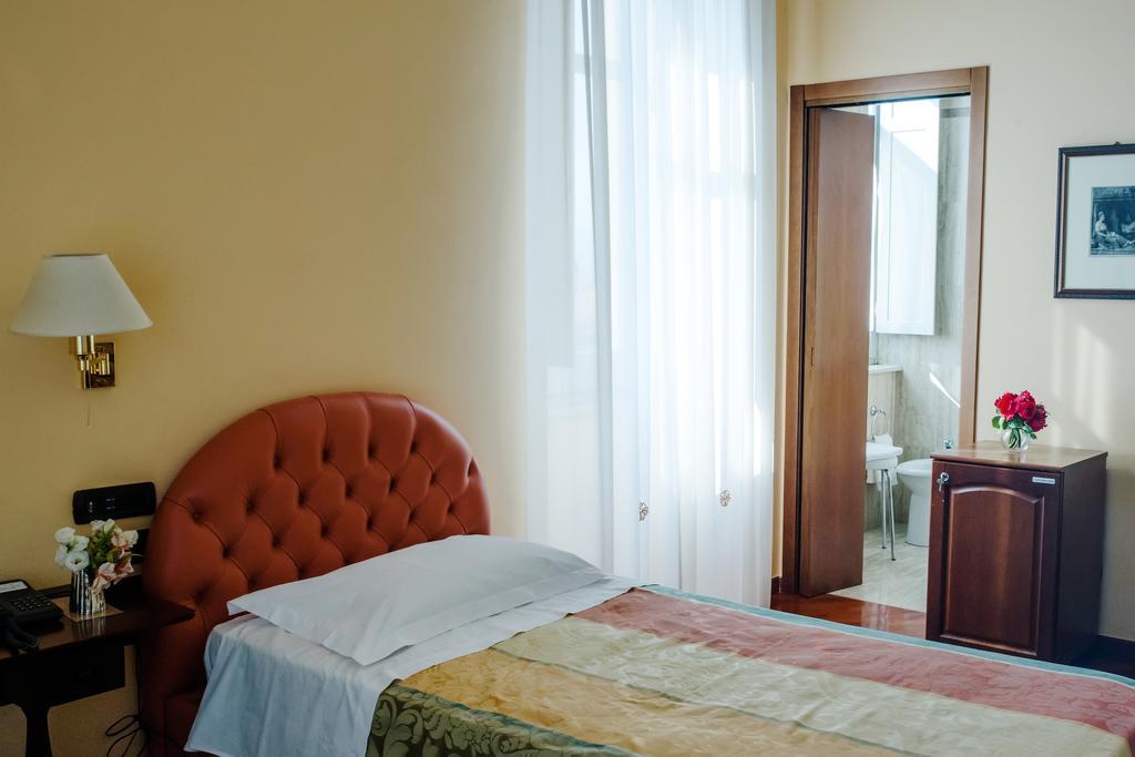 Single Room,992975896:JPEG