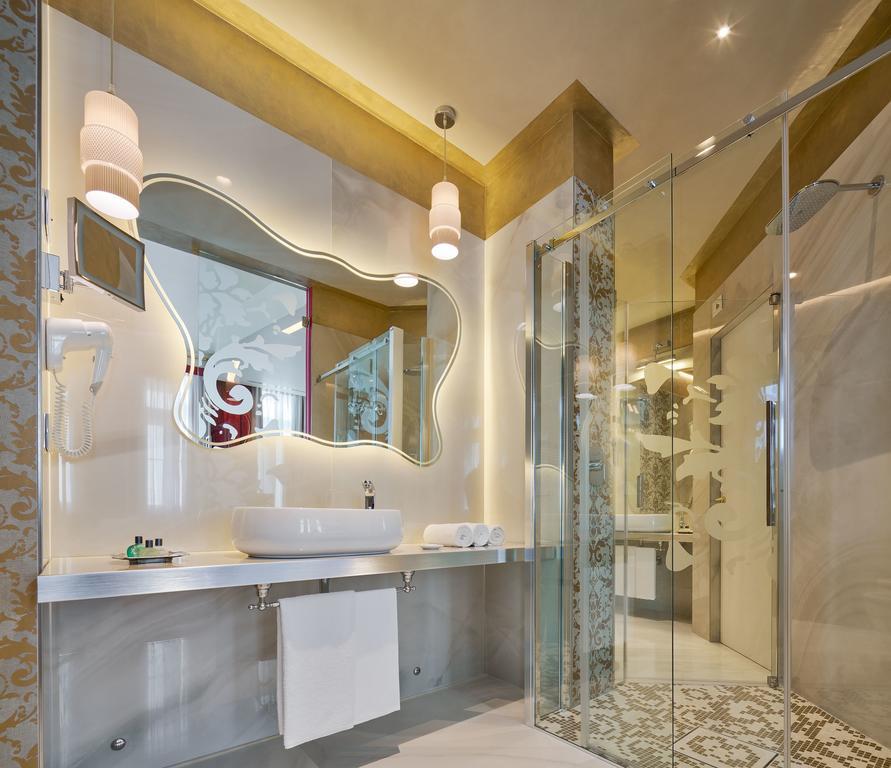 Suite Square View