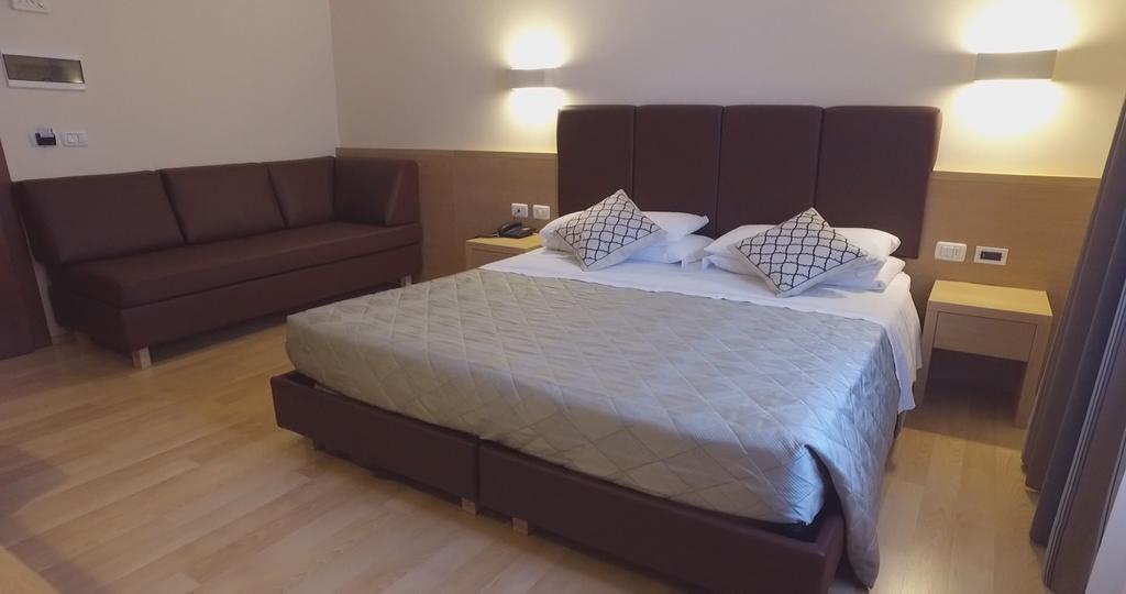 Doppel- oder Zweibettzimmer