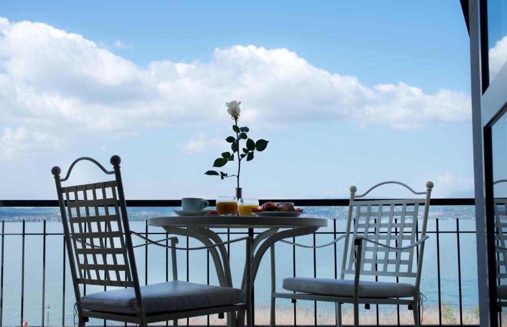 Familienzimmer (2 Erwachsene + 2 Kinder) mit Terrasse und Seeblick