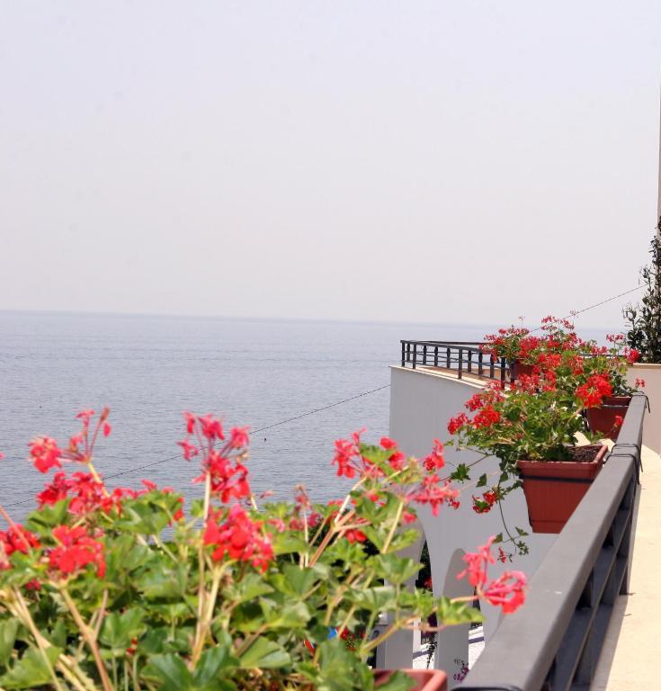 Camera Tripla Superior con Balcone e Vista Mare