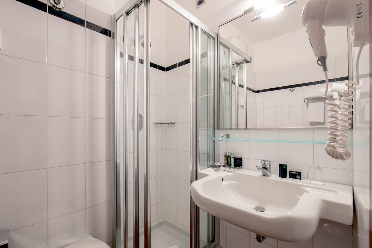 Standard Double or Twin Room,642239949:JPEG
