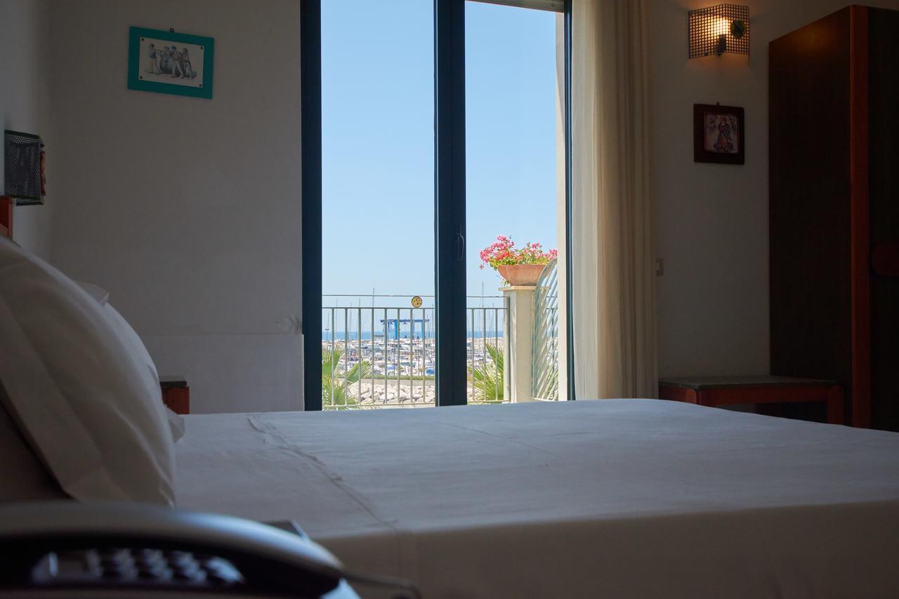 Camera Matrimoniale Deluxe con Vista Mare Laterale - Accesso Spiaggia
