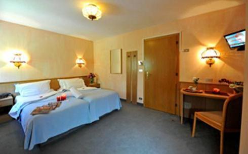 Standard Double Room,114579218:JPEG