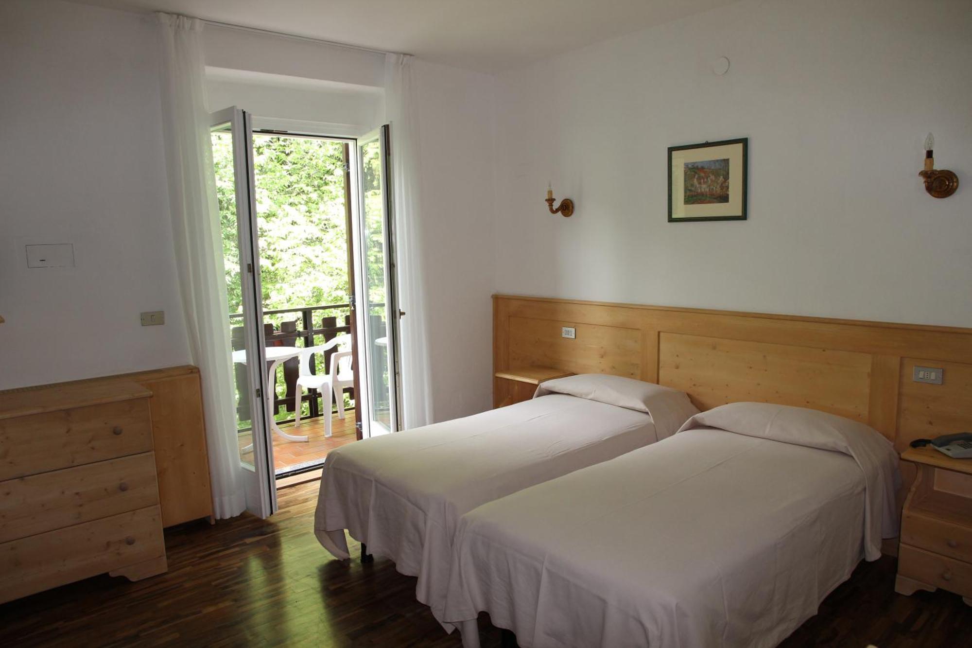 Doppel- oder Zweibettzimmer mit Balkon sowie See- und Bergblick