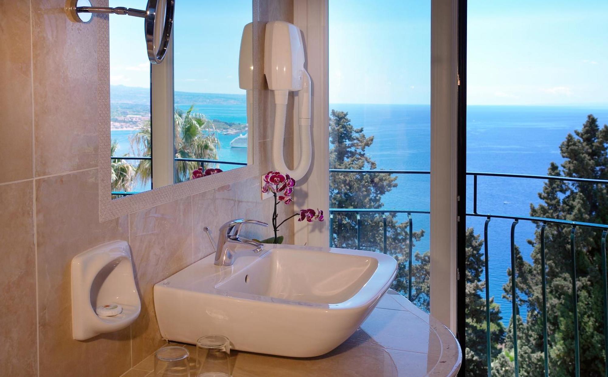 Double or Twin Room Sea View