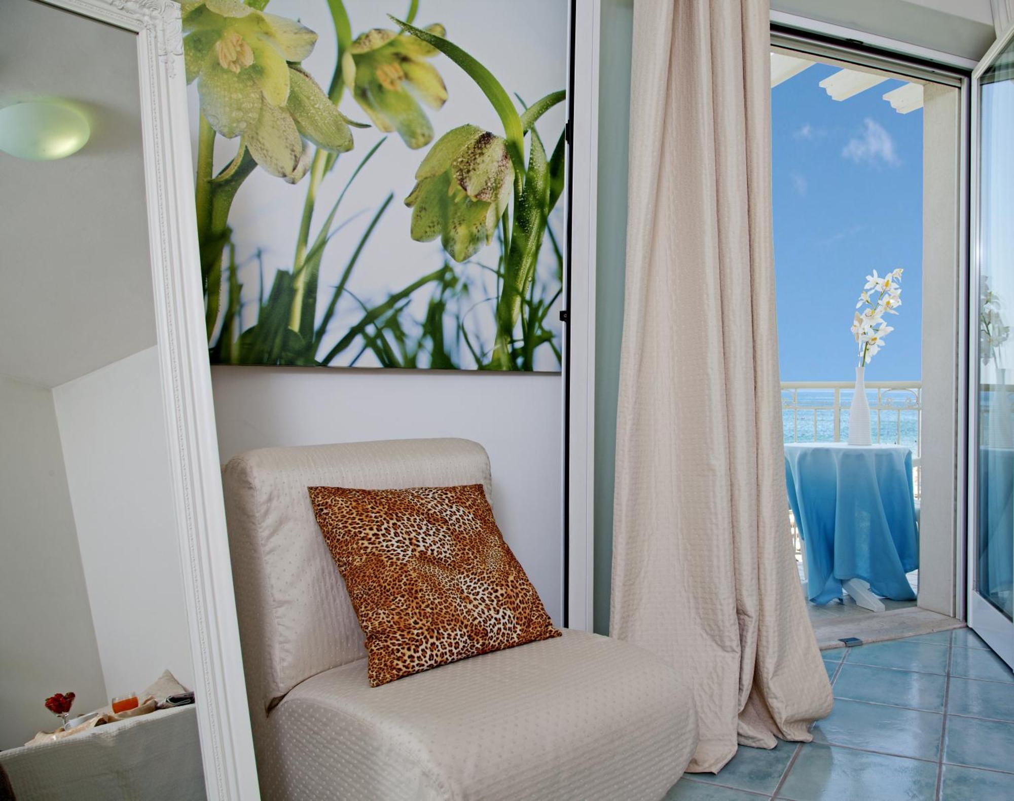 Double or Twin Room Sea View