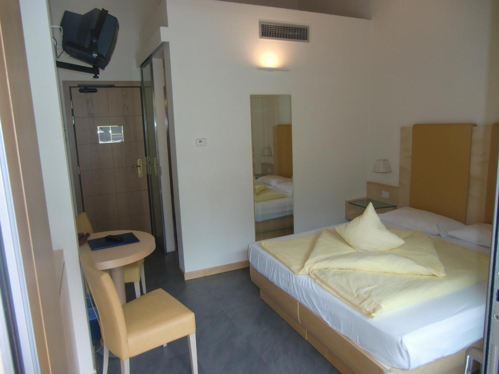 Basic Double or Twin Room with Terrace - Ground Floor