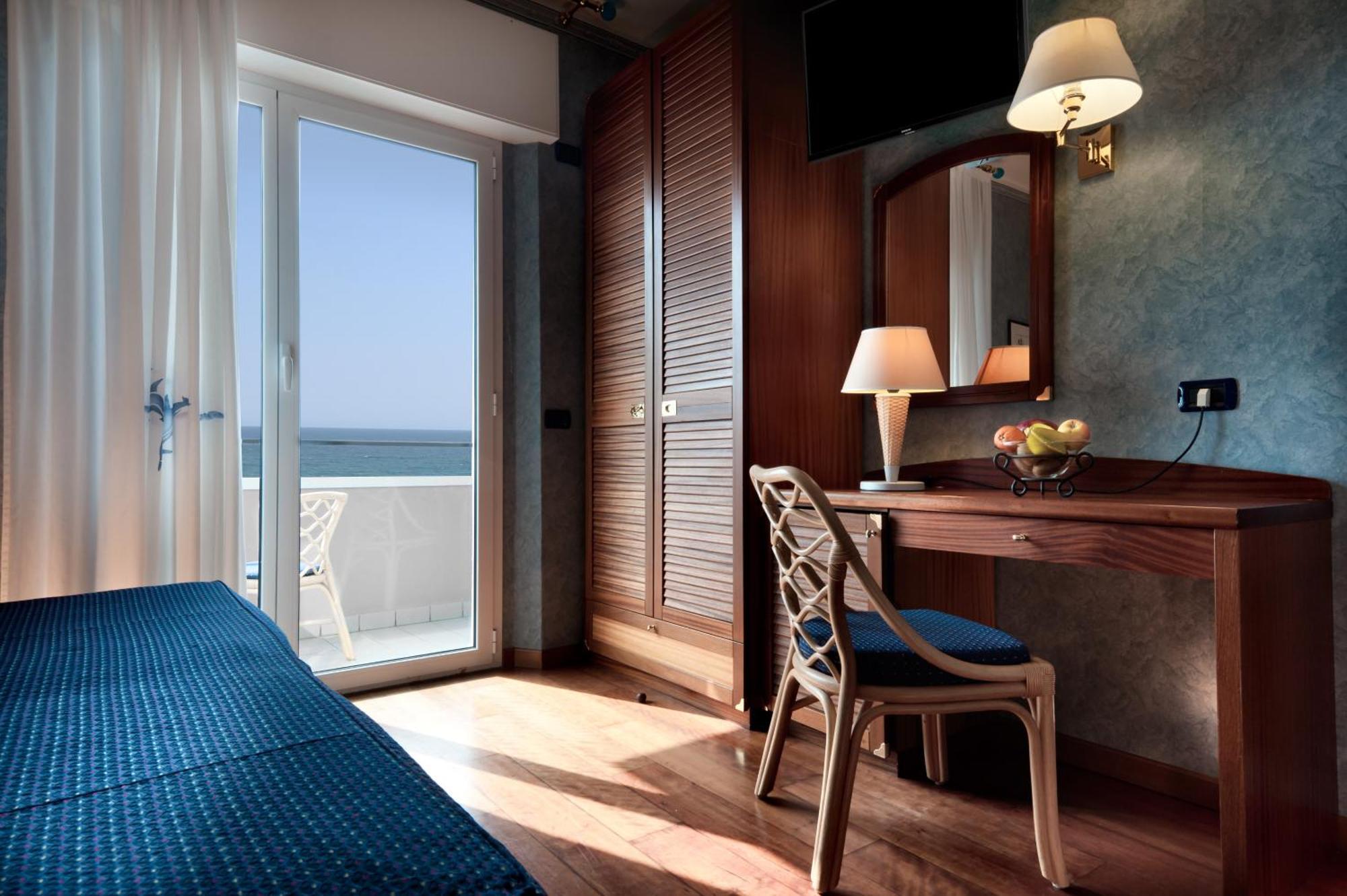 Superior Double or Twin Room Lateral Sea View