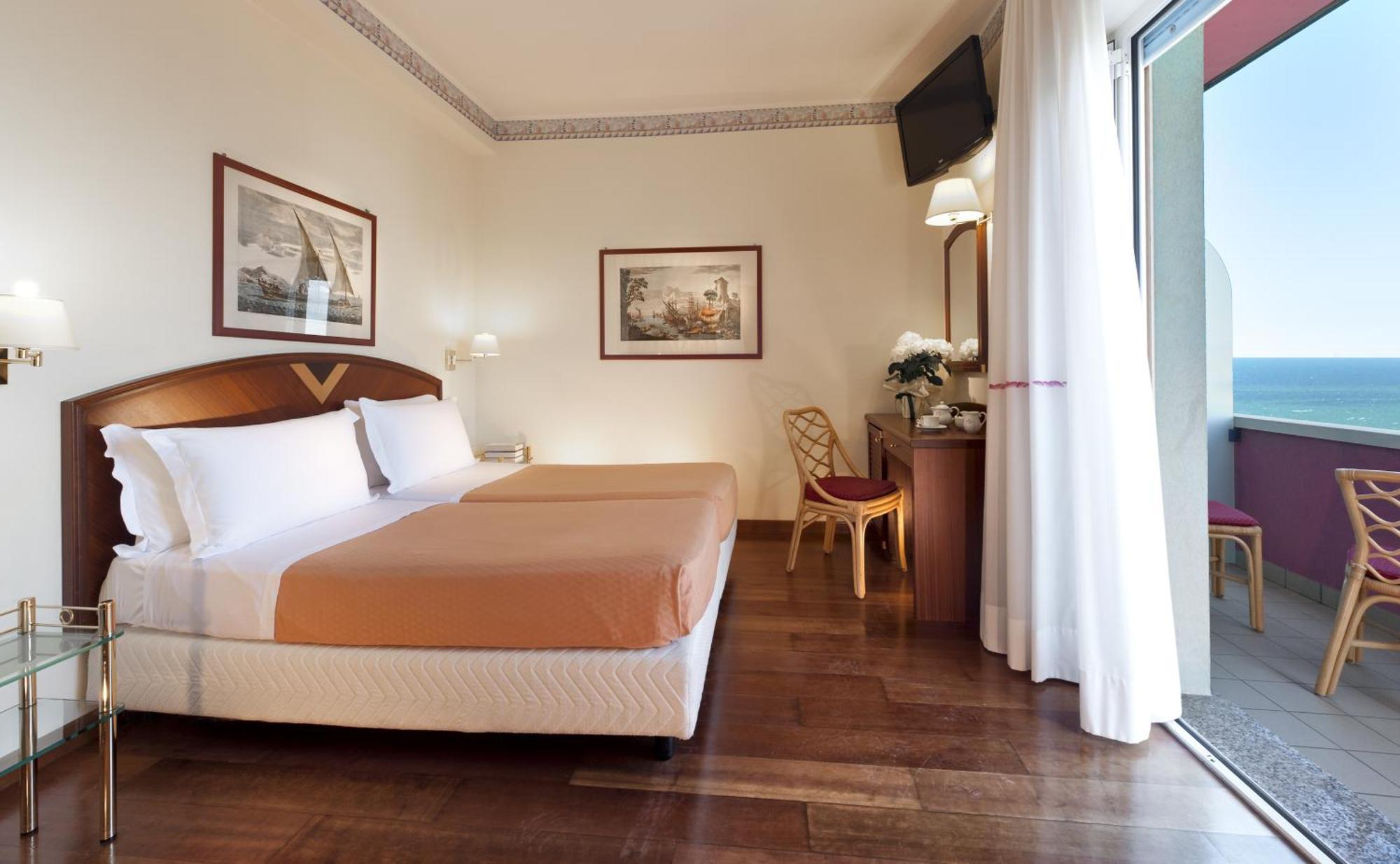 Superior Double or Twin Room Lateral Sea View