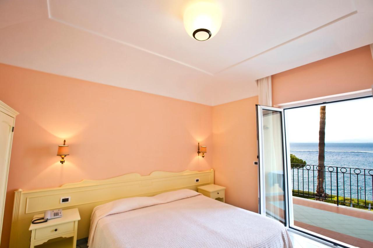 Camera Matrimoniale/Doppia con Letti Singoli con Balcone e Vista Mare