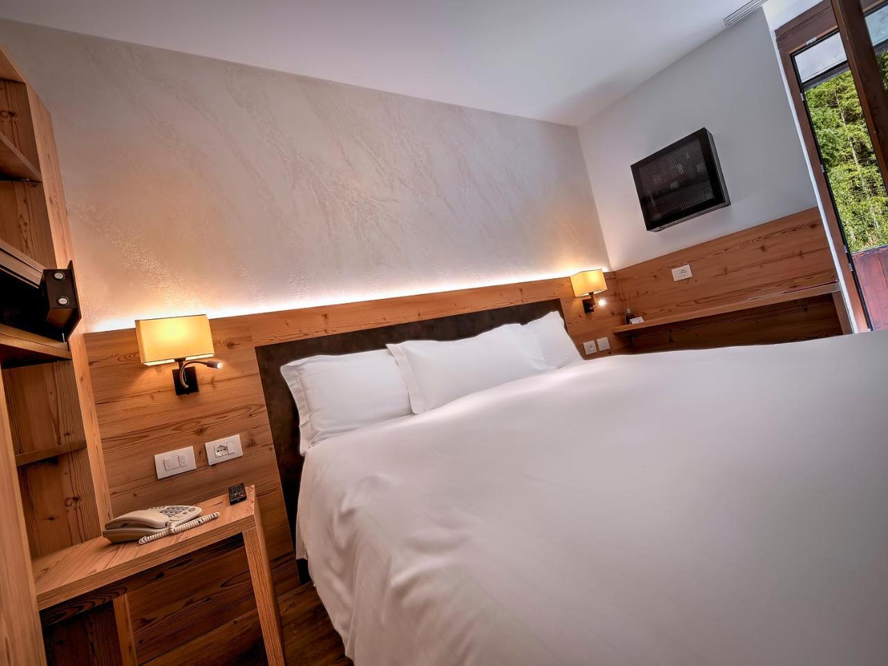 Deluxe Double Room,775559896:JPEG