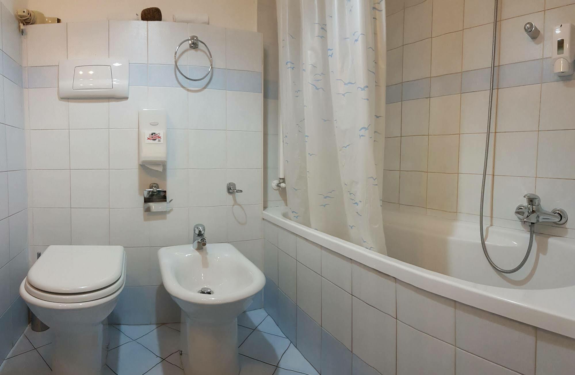 Camera Matrimoniale Standard con Bagno in Comune