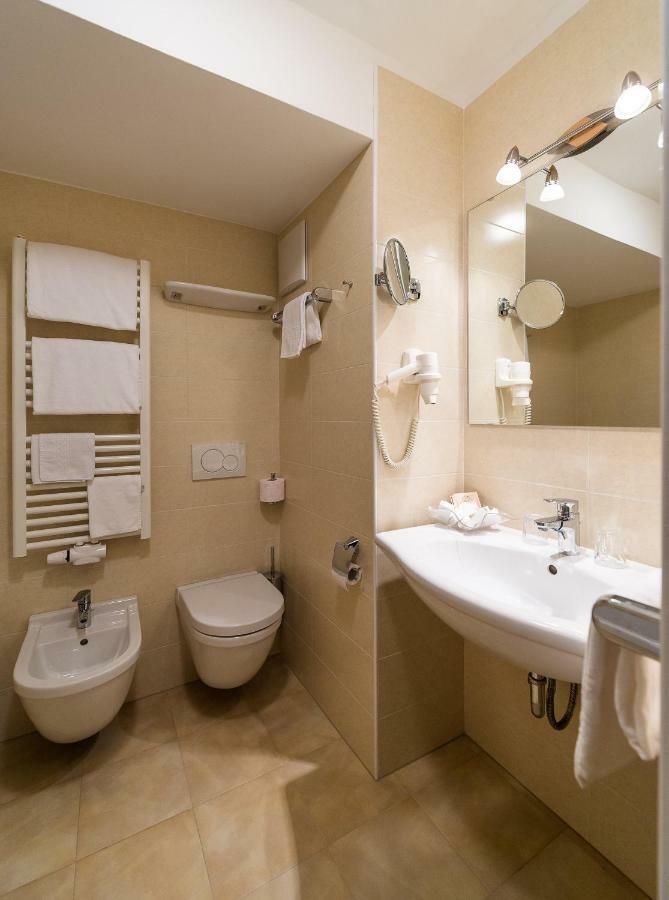 Deluxe Five-Bedroom Apartment