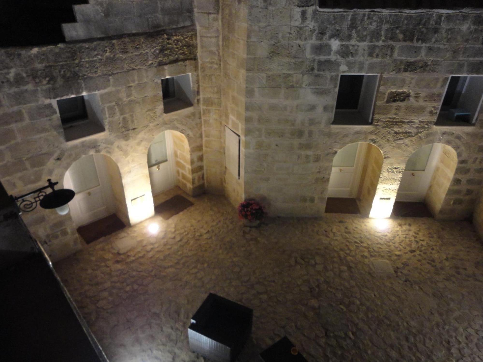 Deluxe Suite Cave