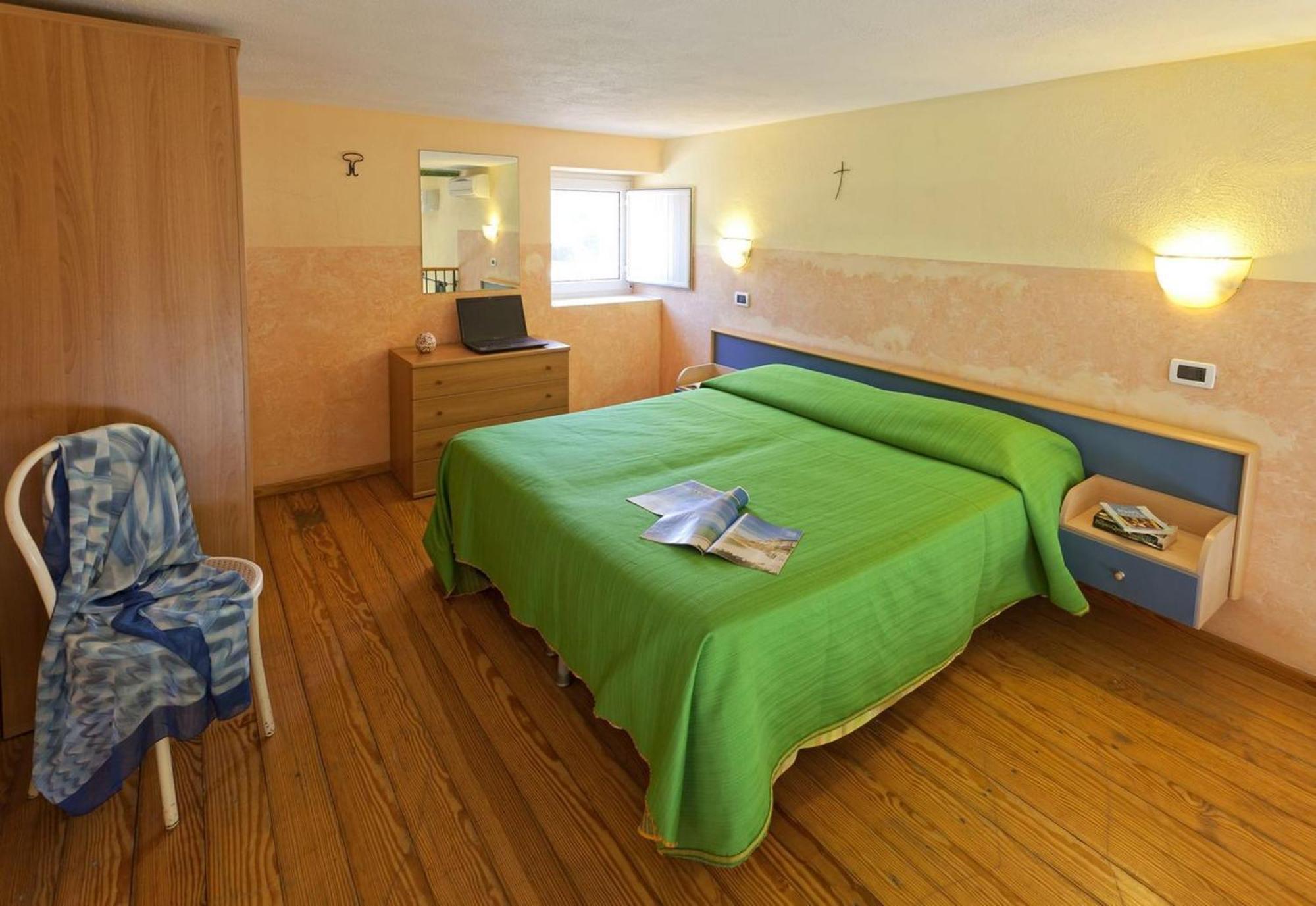 Deluxe Two-Bedroom Apartment Terrace,43495024:JPEG