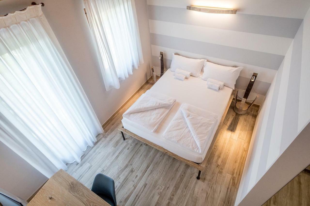 Doppelzimmer mit kleinem Balkon und teilweisem Seeblick