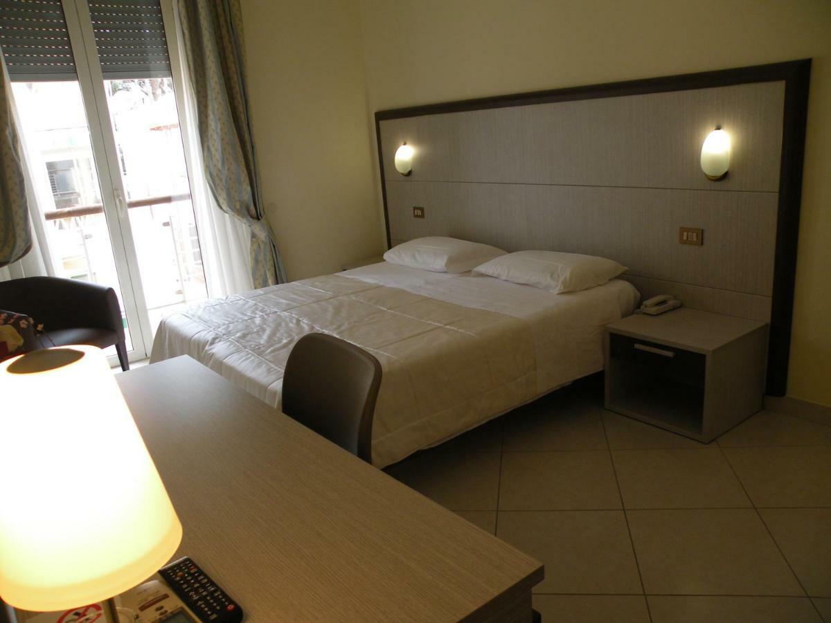 Dreibettzimmer mit Stadtblick