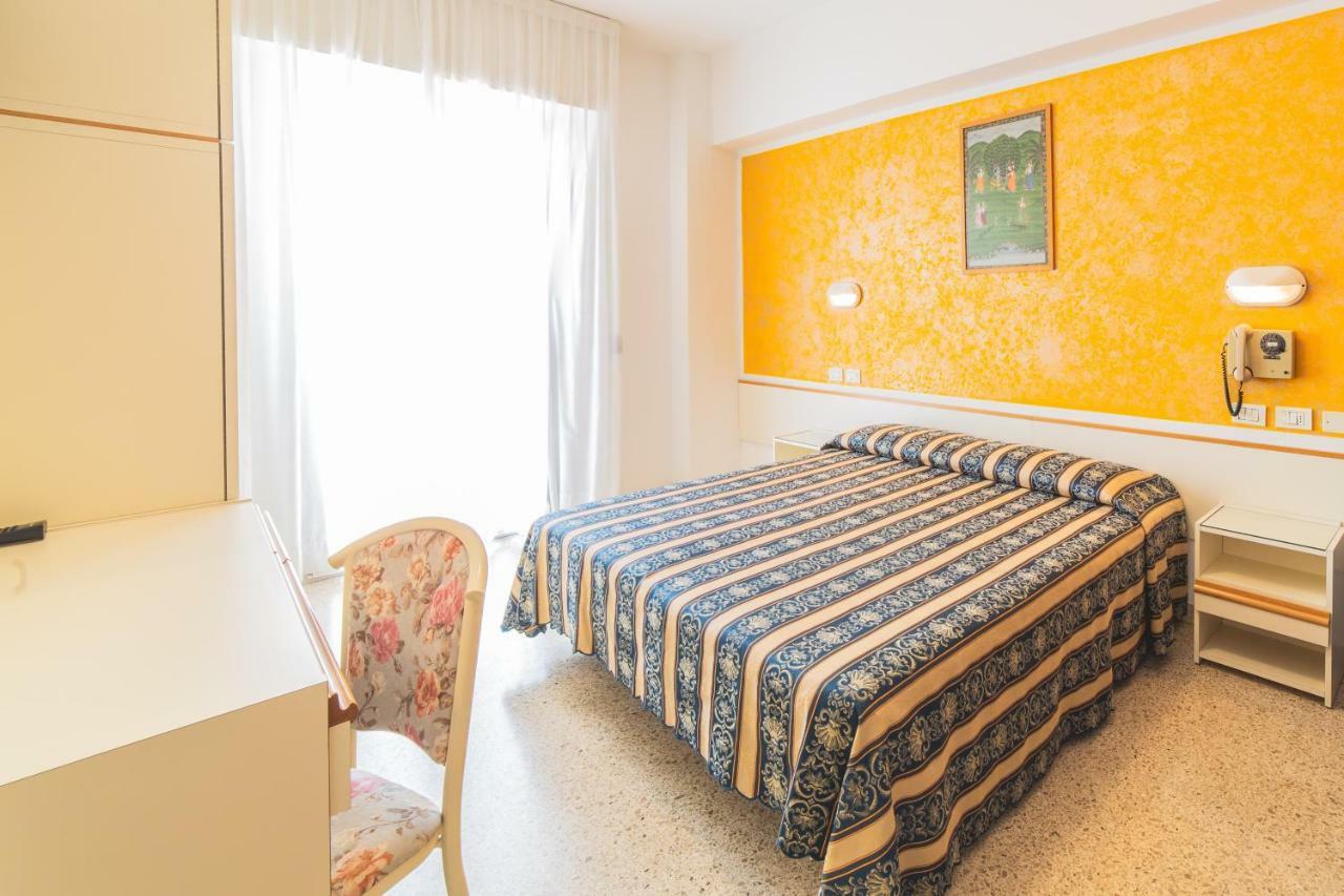 Doppel-/Zweibettzimmer mit Balkon