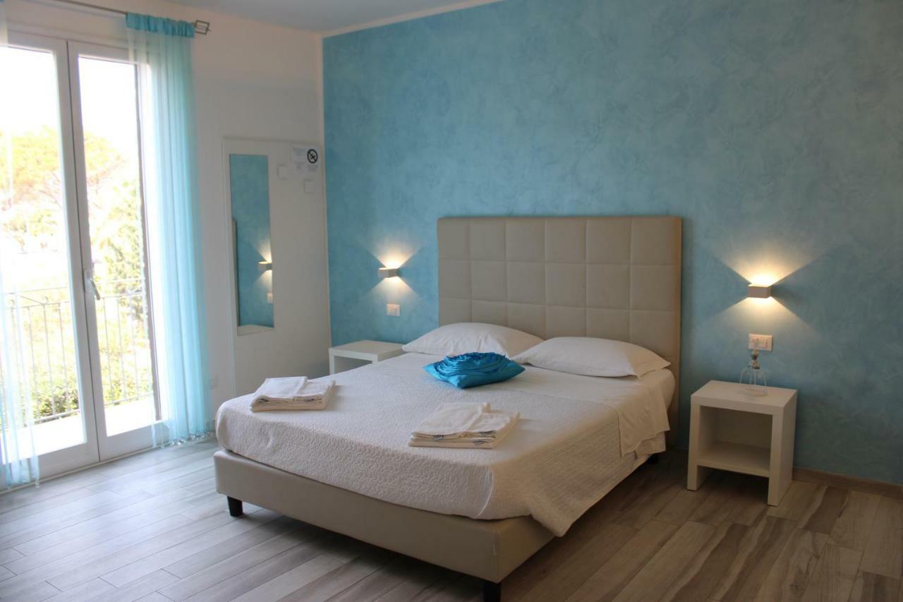 Deluxe Triple Room Lateral Sea View