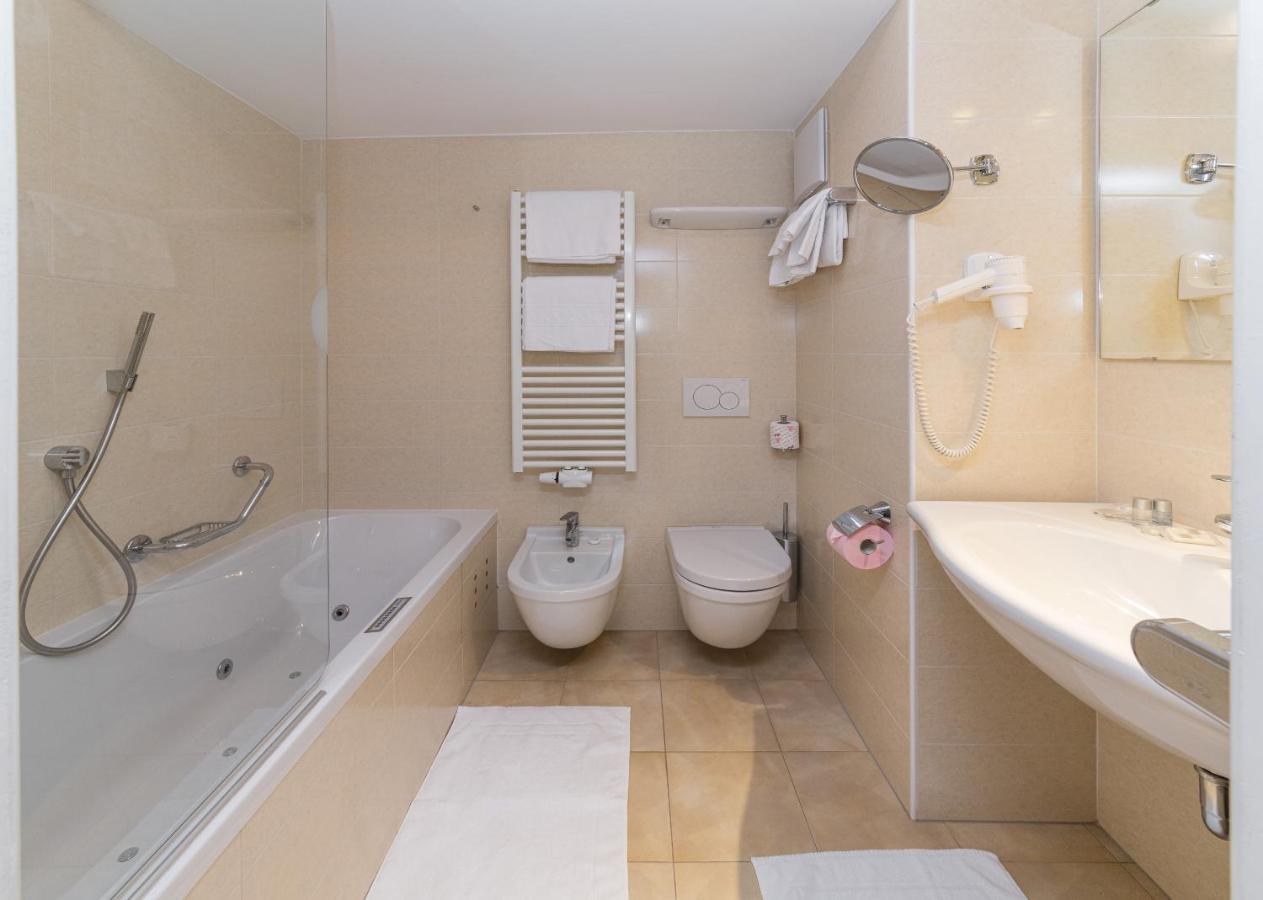 Deluxe Five-Bedroom Apartment
